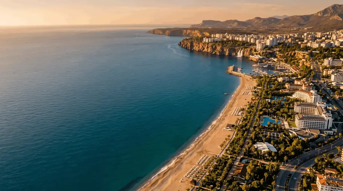 Obala Antalije s dugom pješčanom plažom u zalasku sunca